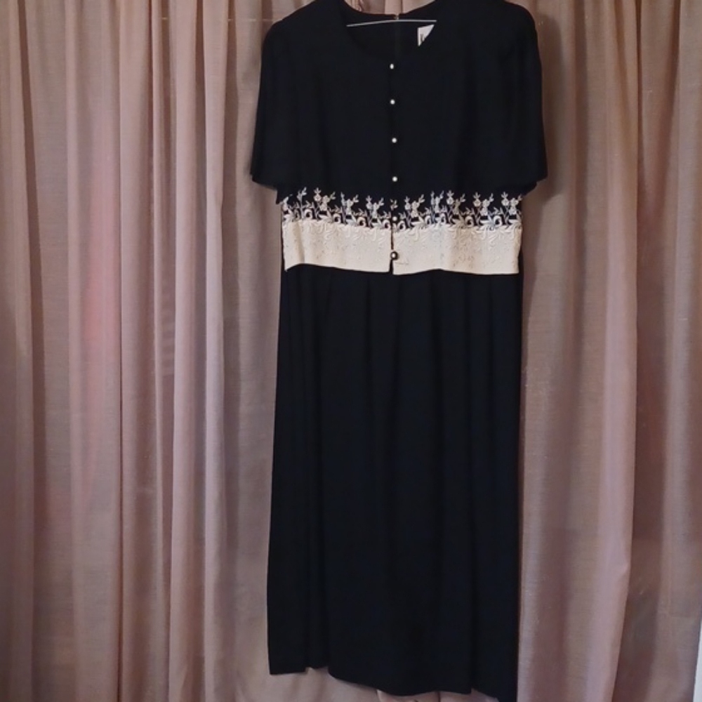 Kari's Korner, Size 16WP, Black/White Embroidery